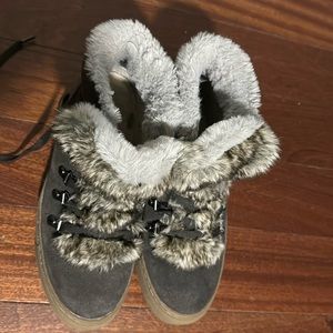 Cougar waterproof faux fur  lined size 7 winter booth.